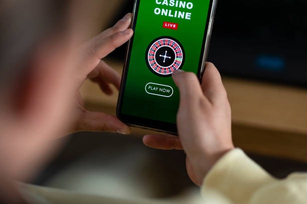 Professional dealer managing Texas Poker game on hukumtoto
